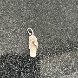 Flip flop with heart silver pendant